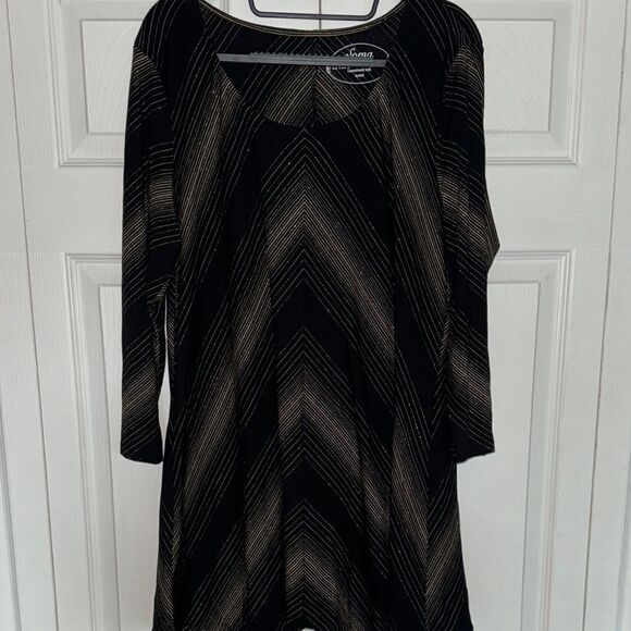 Soma Dark black & gold metallic  Chevron 3/4 Sleeve sharkbite  Top - Picture 3 of 8